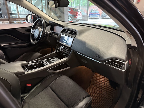 Jaguar F-PACE 25 of 30