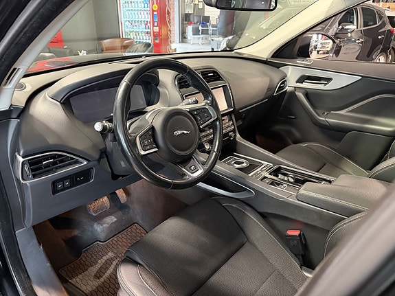 Jaguar F-PACE 10 of 30