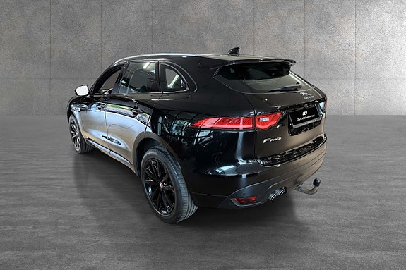 Jaguar F-PACE 4 of 30