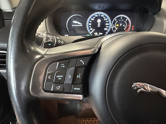 Jaguar F-PACE 15 of 30