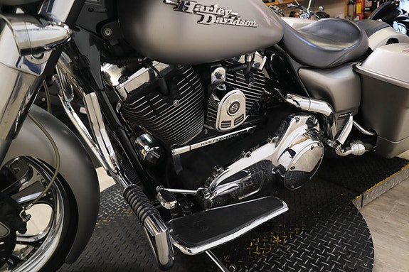 Harley-Davidson Street Glide 7 of 16