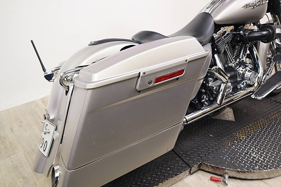 Harley-Davidson Street Glide 12 of 16