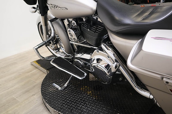 Harley-Davidson Street Glide 2 of 16