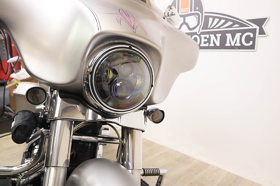 Harley-Davidson Street Glide 9 of 16