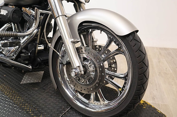 Harley-Davidson Street Glide 11 of 16