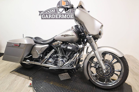 Harley-Davidson Street Glide 13 of 16