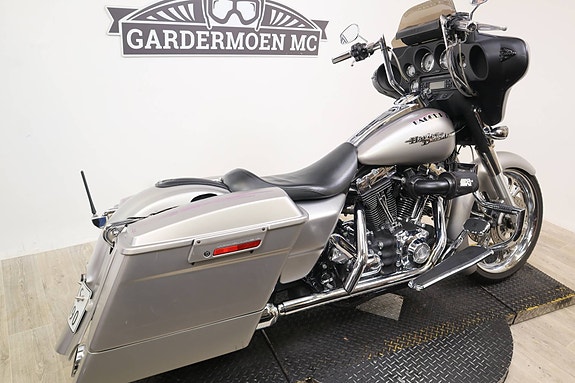 Harley-Davidson Street Glide 10 of 16