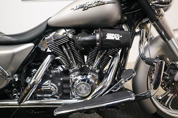 Harley-Davidson Street Glide 4 of 16