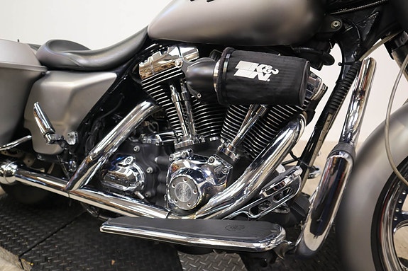 Harley-Davidson Street Glide 15 of 16