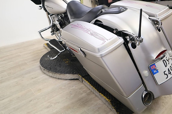 Harley-Davidson Street Glide 14 of 16