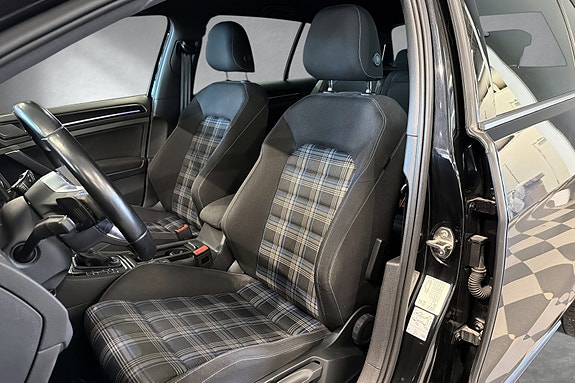 Volkswagen Golf VII 15 of 30