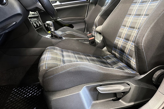 Volkswagen Golf VII 19 of 30