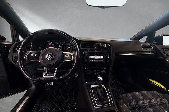Volkswagen Golf VII 23 of 30