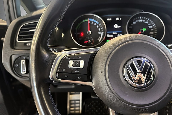Volkswagen Golf VII 25 of 30