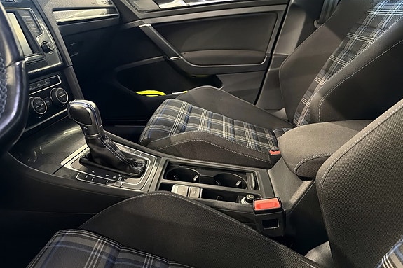 Volkswagen Golf VII 18 of 30