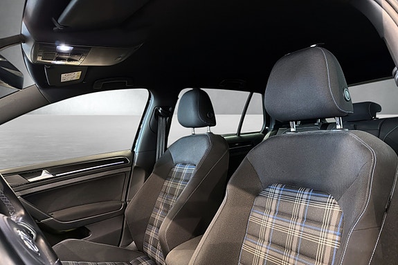 Volkswagen Golf VII 16 of 30