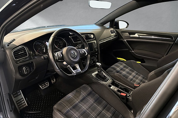 Volkswagen Golf VII 17 of 30