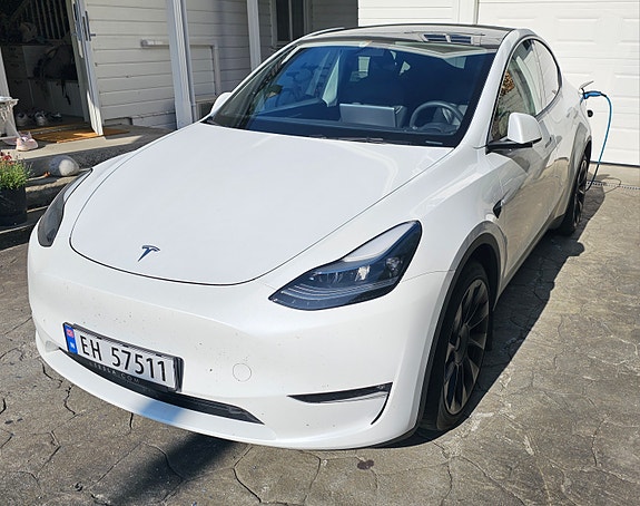 Tesla Model Y 3 of 4