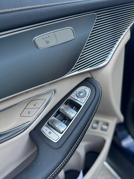 Mercedes-Benz EQC400 27 of 30