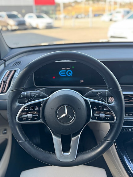 Mercedes-Benz EQC400 24 of 30