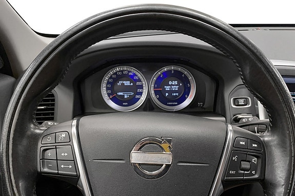 Volvo XC60 8 of 15