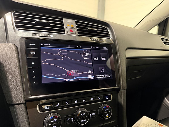 Volkswagen e-Golf VII 27 of 30