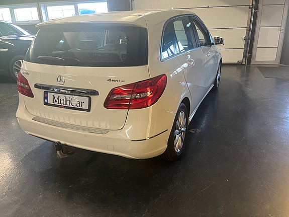 Mercedes-Benz B220 5 of 14