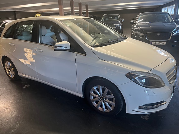 Mercedes-Benz B220 4 of 14