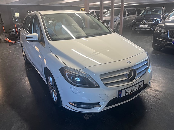 Mercedes-Benz B220 3 of 14