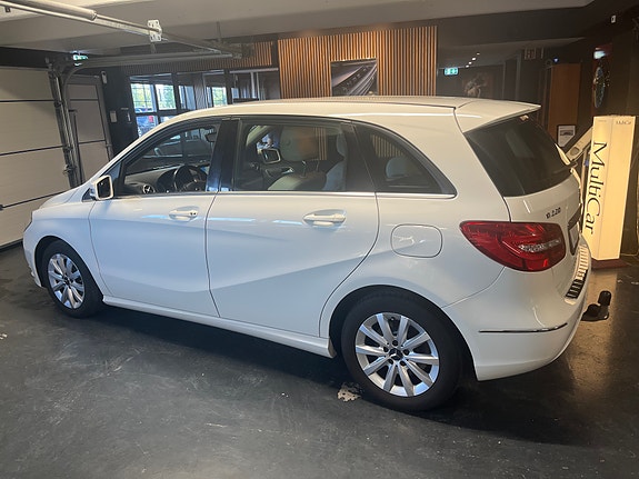 Mercedes-Benz B220 9 of 14