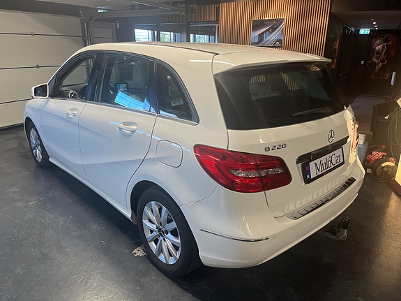 Mercedes-Benz B220 8 of 14