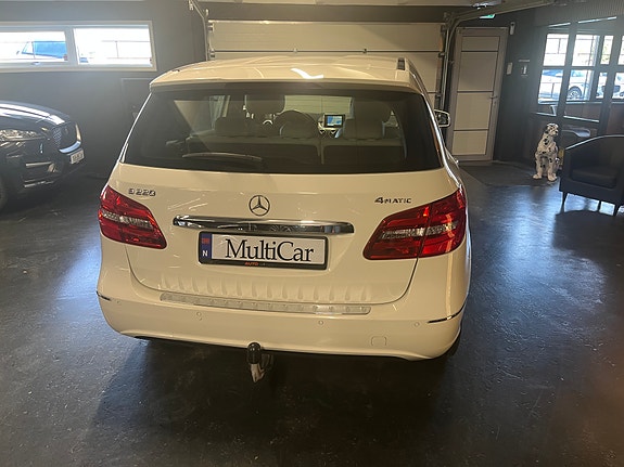 Mercedes-Benz B220 7 of 14