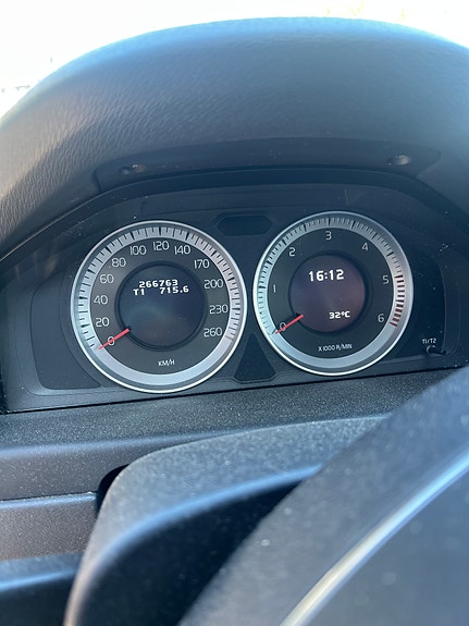 Volvo V70 3 of 7