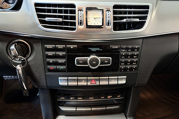 Mercedes-Benz E200 19 of 30