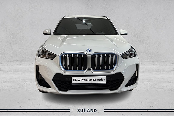 BMW iX1 8 of 19