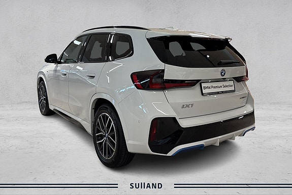 BMW iX1 3 of 19