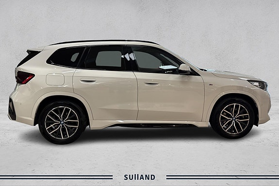 BMW iX1 6 of 19