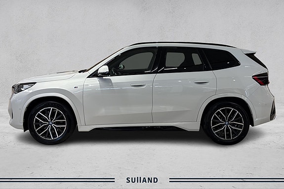 BMW iX1 2 of 19