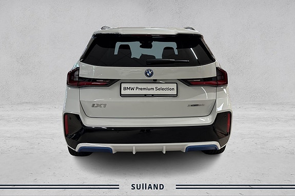 BMW iX1 4 of 19