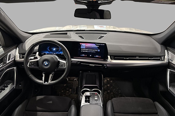 BMW iX1 10 of 19