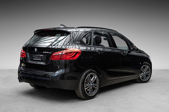 BMW 225xe 2 of 26