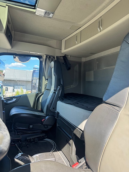 Volvo FH540 dumper med brøytefeste og salthydraulikk 9 of 13