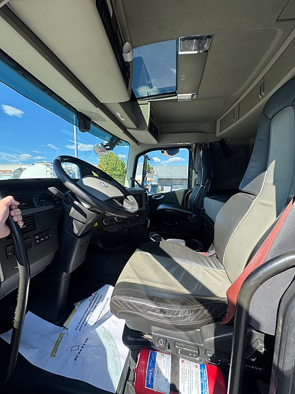Volvo FH540 dumper med brøytefeste og salthydraulikk 10 of 13