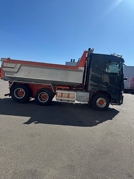 Volvo FH540 dumper med brøytefeste og salthydraulikk 2 of 13
