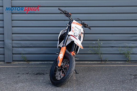KTM 690 SMC R 3 of 8
