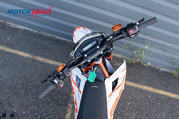 KTM 690 SMC R 7 of 8