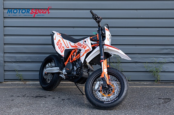 KTM 690 SMC R 2 of 8