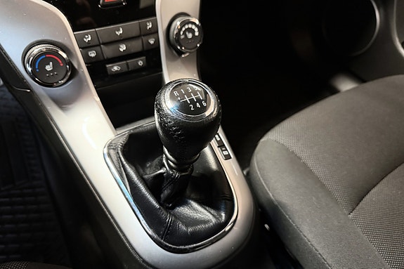 Chevrolet Cruze 17 of 30