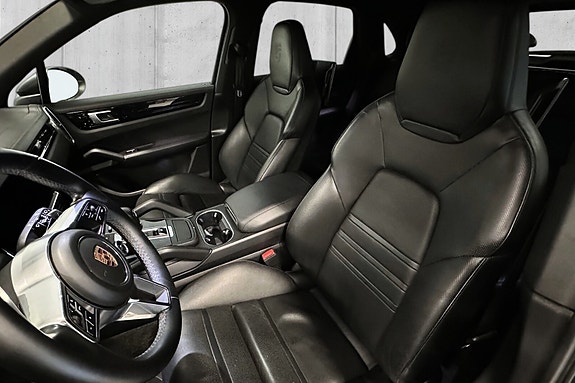 Porsche Cayenne 9 of 20