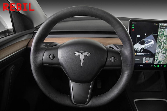 Tesla Model Y 12 of 28